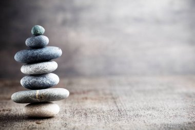 Masaj taşları piramit şeklinde yerleştirilmiş.