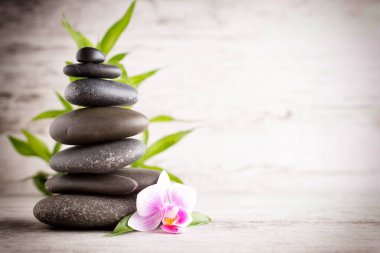 Gri arkaplanda spa taşları.