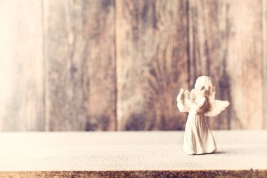 Tahta arka planda fidan dalı ve dekor var..