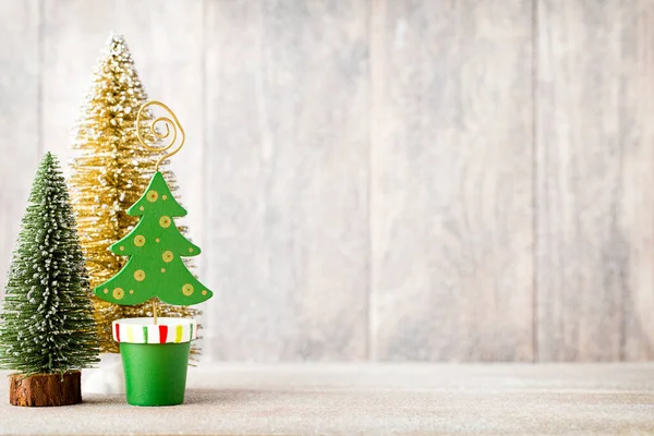 Golg Groene Kerstboom Een Houten Achtergrond — Stockfoto