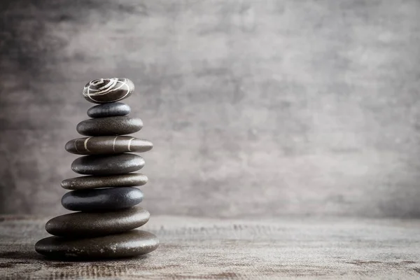 Equilibrio Piedras Sobre Fondo Gris — Foto de Stock