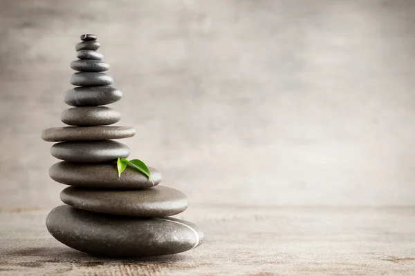 Equilibrio Piedras Sobre Fondo Gris — Foto de Stock