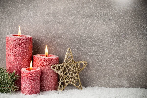Τρία Κόκκινα Κεριά Γκρι Φόντο Χριστουγεννιάτικη Διακόσμηση Προωθητική Διάθεση — Φωτογραφία Αρχείου