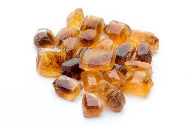 Kahverengi karamelli şeker, beyaz arka planda izole edilmiş..