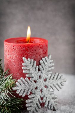 Kırmızı Noel mumları ve ışıklar. Noel arkaplanı.