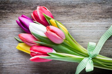 Ahşap arka planda laleler.