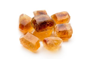 Kahverengi karamelli şeker, beyaz arka planda izole edilmiş..