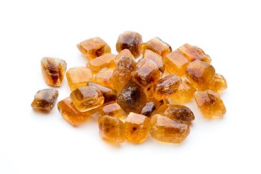 Kahverengi karamelli şeker, beyaz arka planda izole edilmiş..