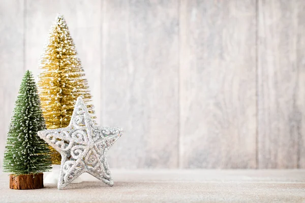 木制底座上的金绿圣诞树 — 图库照片