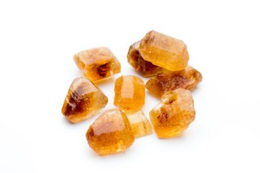 Kahverengi karamelli şeker, beyaz arka planda izole edilmiş..