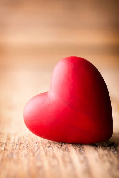 Dulces Rojos Forma Corazón Sobre Fondo Madera —  Fotos de Stock