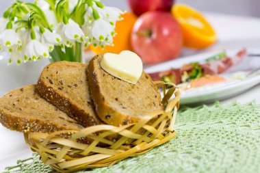 Tereyağlı ekmek, pastırmalı yumurta..