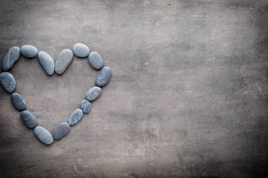 Kalp kaplıca taşlarından, gri arka planda..
