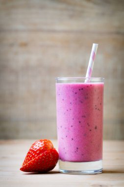 Meyve suyu, gri arka planda pembe meyve suyu..