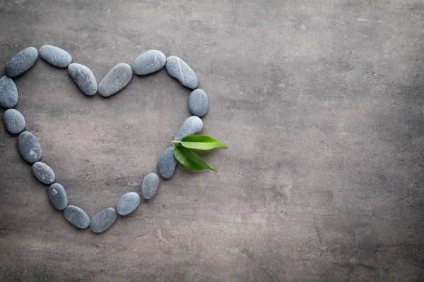 Kalp kaplıca taşlarından, gri arka planda..