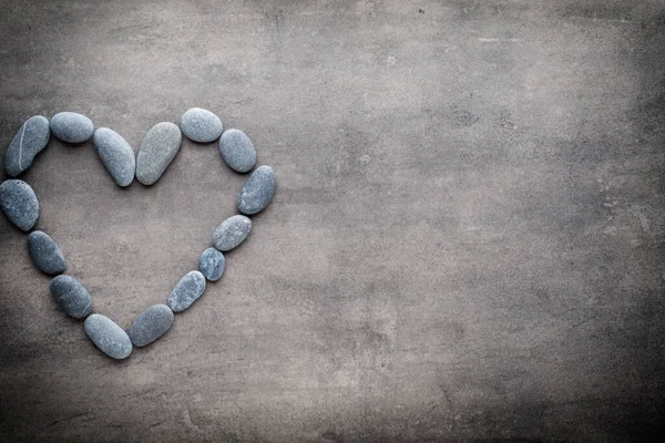 Kalp kaplıca taşlarından, gri arka planda..