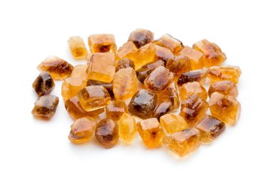 Kahverengi karamelli şeker, beyaz arka planda izole edilmiş..