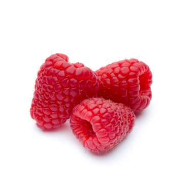 Beyaz arka planda izole edilmiş olgun ahududular..