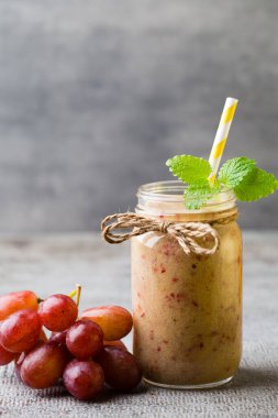 Üzüm suyu, gri arka planda..