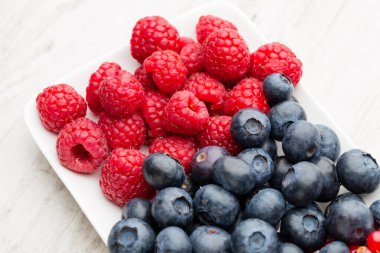Taze yaban mersini ve frenk üzümü..