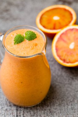 Meyve Smoothie, Kırmızı Portakal, Nane Yaprakları.