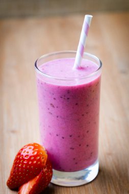 Meyve suyu, gri arka planda pembe meyve suyu..