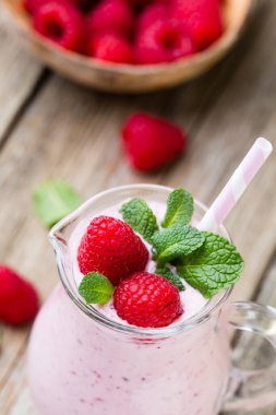 Naneli ahududu milkshake..