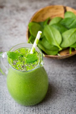 Ispanaklı smoothie, gri arka planda..