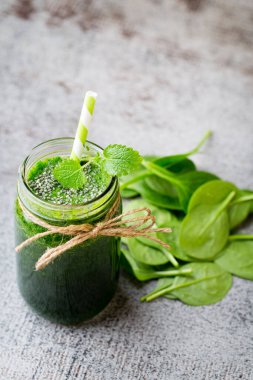 Ispanaklı smoothie, gri arka planda..