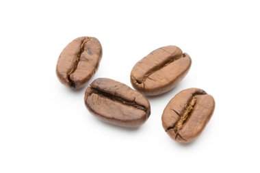 Beyaz arka planda izole kahve çekirdekleri, yakın plan, makro