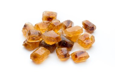 Kahverengi karamelli şeker, beyaz arka planda izole edilmiş..