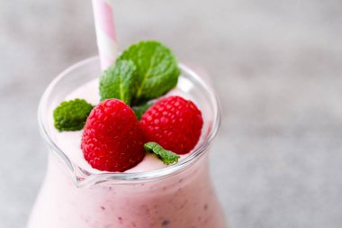 Naneli ahududu milkshake..