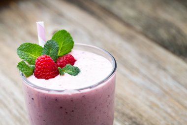 Naneli ahududu milkshake..