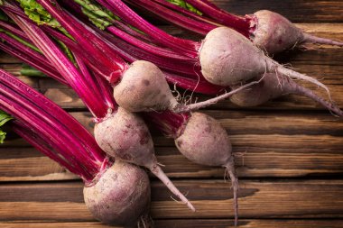 Yeşillikleriyle yeni pancarlar. Pancar demeti.