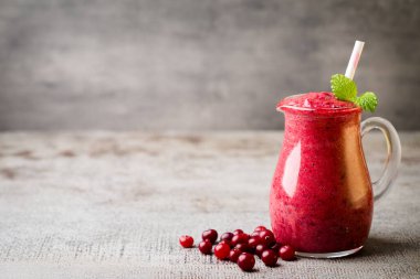 Meyve suyu, gri arka planda pembe meyve suyu..