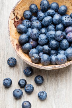 Tahta bir masada kasede yaban mersini..