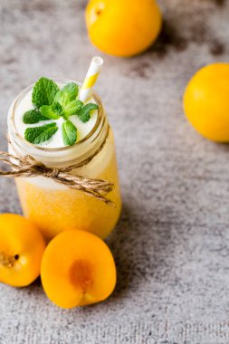 Plum smoothie, gri arkaplanda..