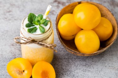 Plum smoothie, gri arkaplanda..