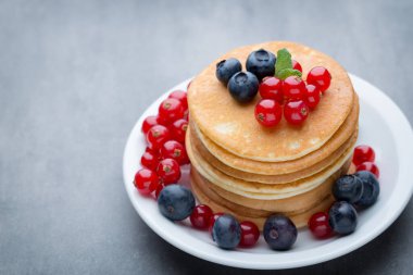 Krepler. Taze dutlu krep yığını..