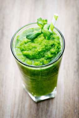 Rucolahsmoothie, gri arka planda..