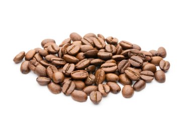 Beyaz arka planda izole kahve çekirdekleri, yakın plan, makro