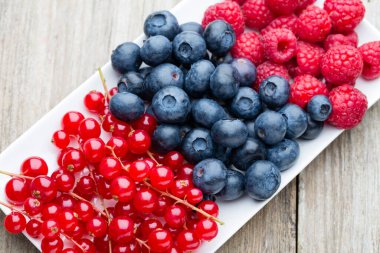 Taze yaban mersini ve frenk üzümü..