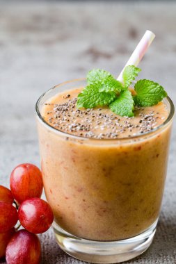 Üzüm suyu, gri arka planda..