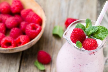 Naneli ahududu milkshake..