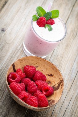 Naneli ahududu milkshake..