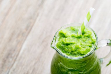 Rucolahsmoothie, gri arka planda..