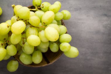 Gri arkaplanda üzüm kümesi.