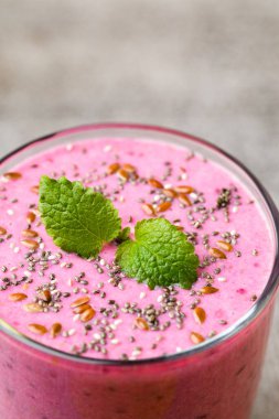 Meyve suyu, gri arka planda pembe meyve suyu..