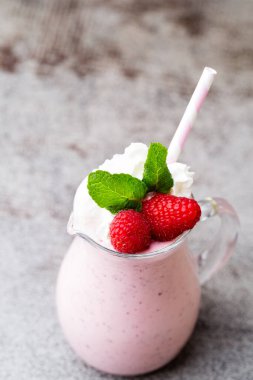 Naneli ahududu milkshake..