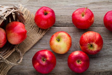 Masada olgun kırmızı elmalar var. Yakın plan..